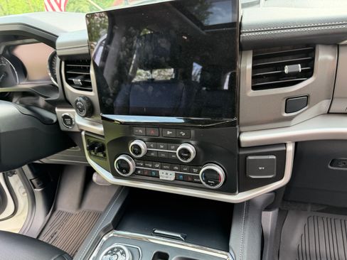 Used 2024 Ford Expedition XLT AWD/4WD image 17
