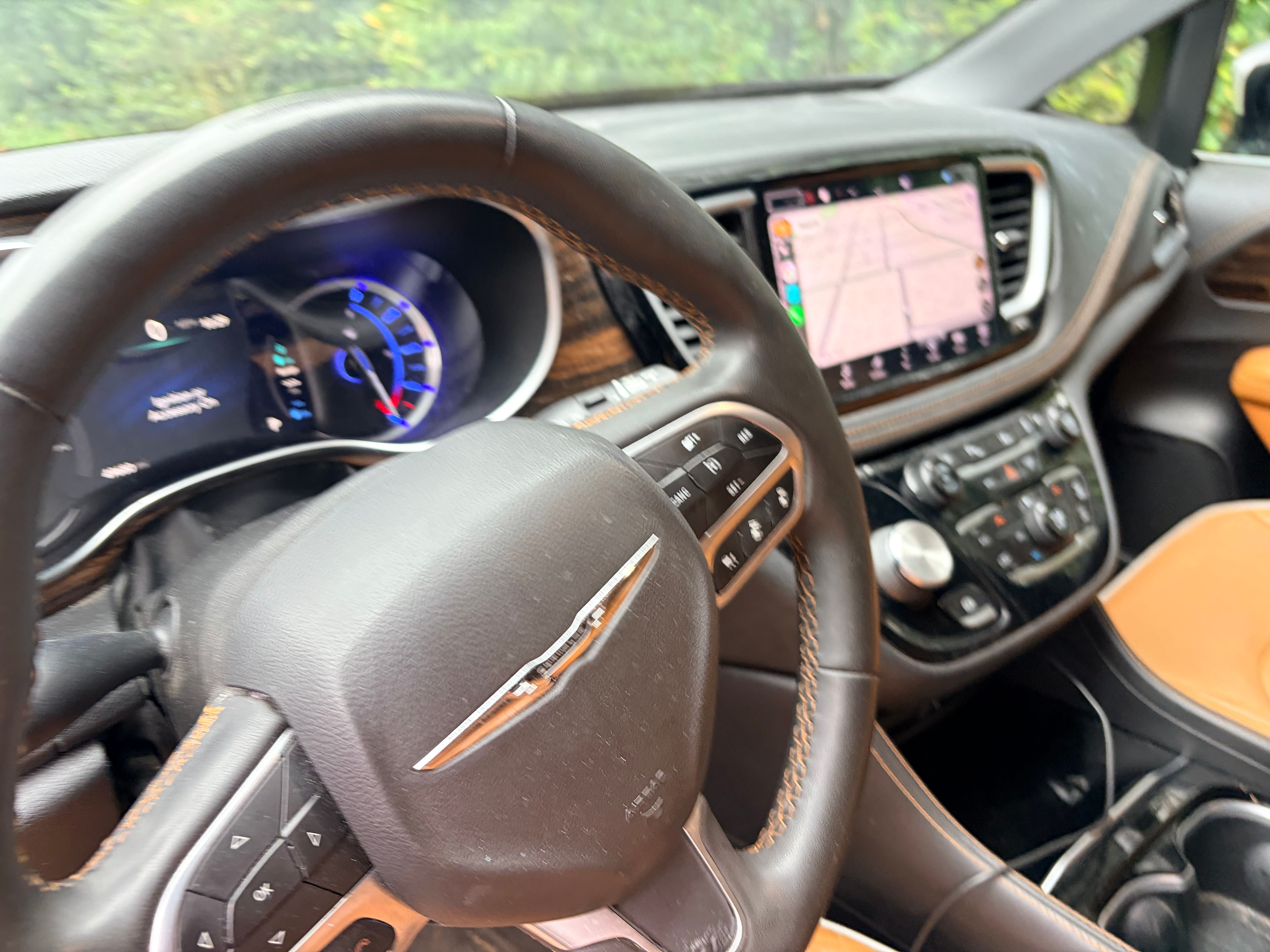 Used 2023 Chrysler Pacifica Pinnacle FWD image 8