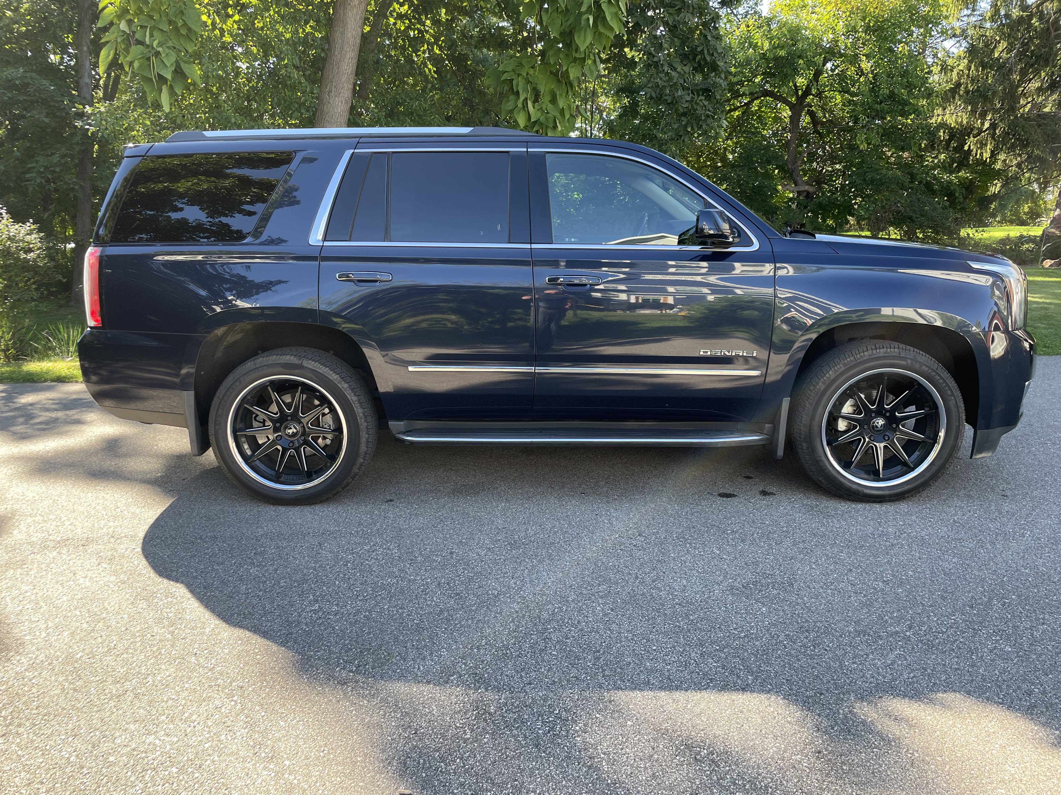Used 2017 GMC Yukon Denali w/ Open Road Package AWD/4WD image 6