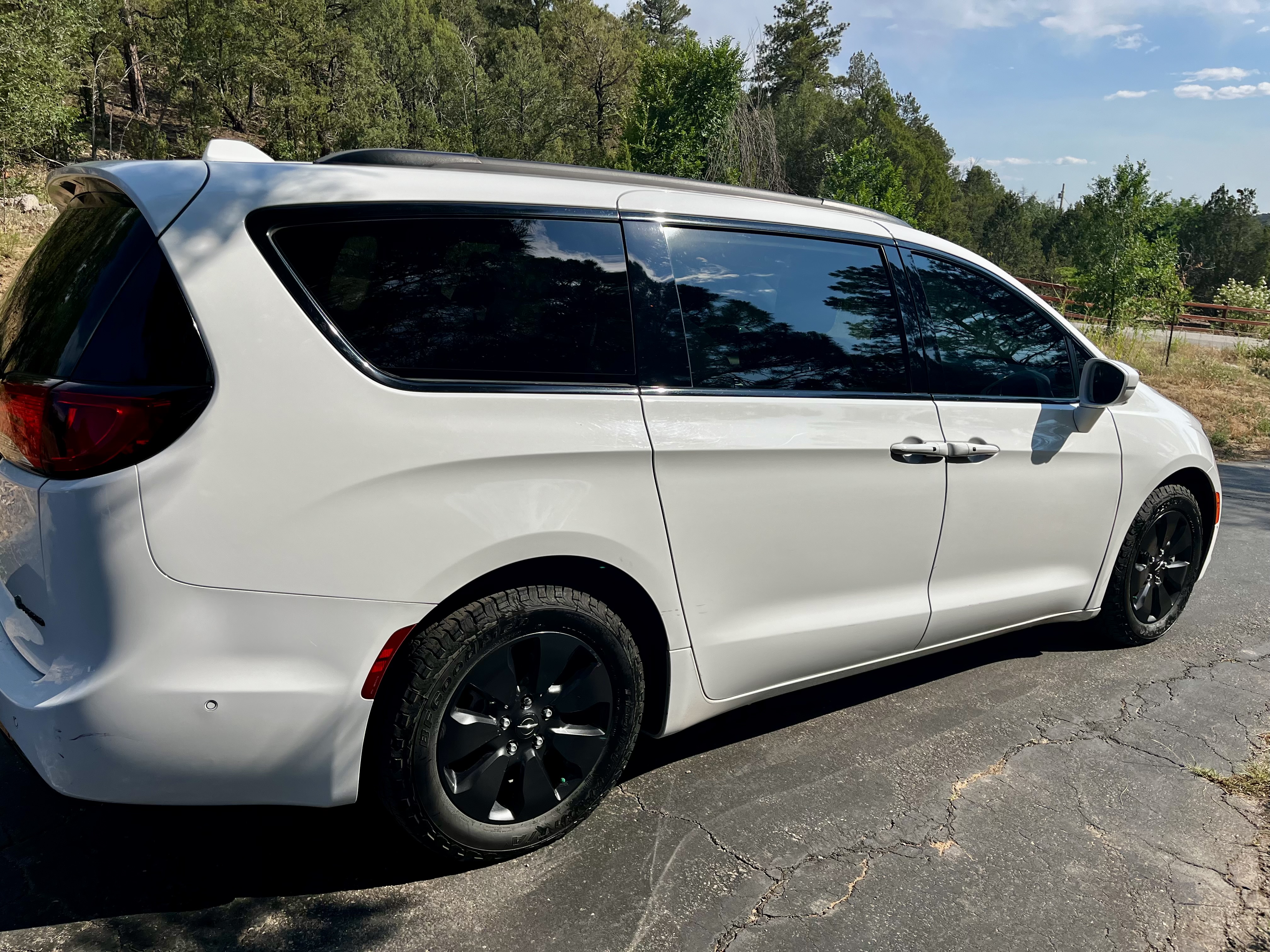 Used 2019 Chrysler Pacifica Limited w/ Advanced Safetytec Group FWD image 4
