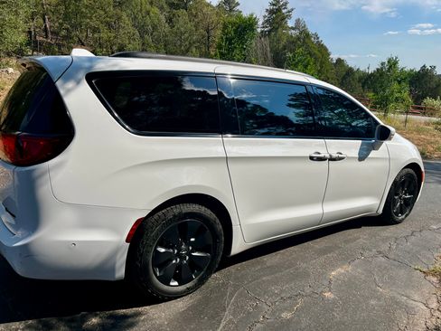 Used 2019 Chrysler Pacifica Limited w/ Advanced Safetytec Group FWD image 4