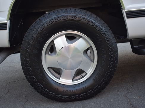 Used 1999 Chevrolet Tahoe 4WD 2-Door w/ Preferred Equipment Group image 29