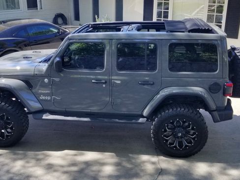 Used 2019 Jeep Wrangler Unlimited Sahara AWD/4WD image 9