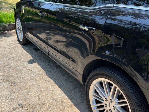 Used 2019 Lincoln MKT AWD image 9