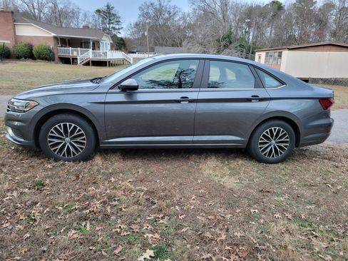 Used 2019 Volkswagen Jetta SE image 2