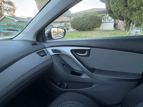 Used 2015 Hyundai Elantra SE w/ Option Group 02 image 16