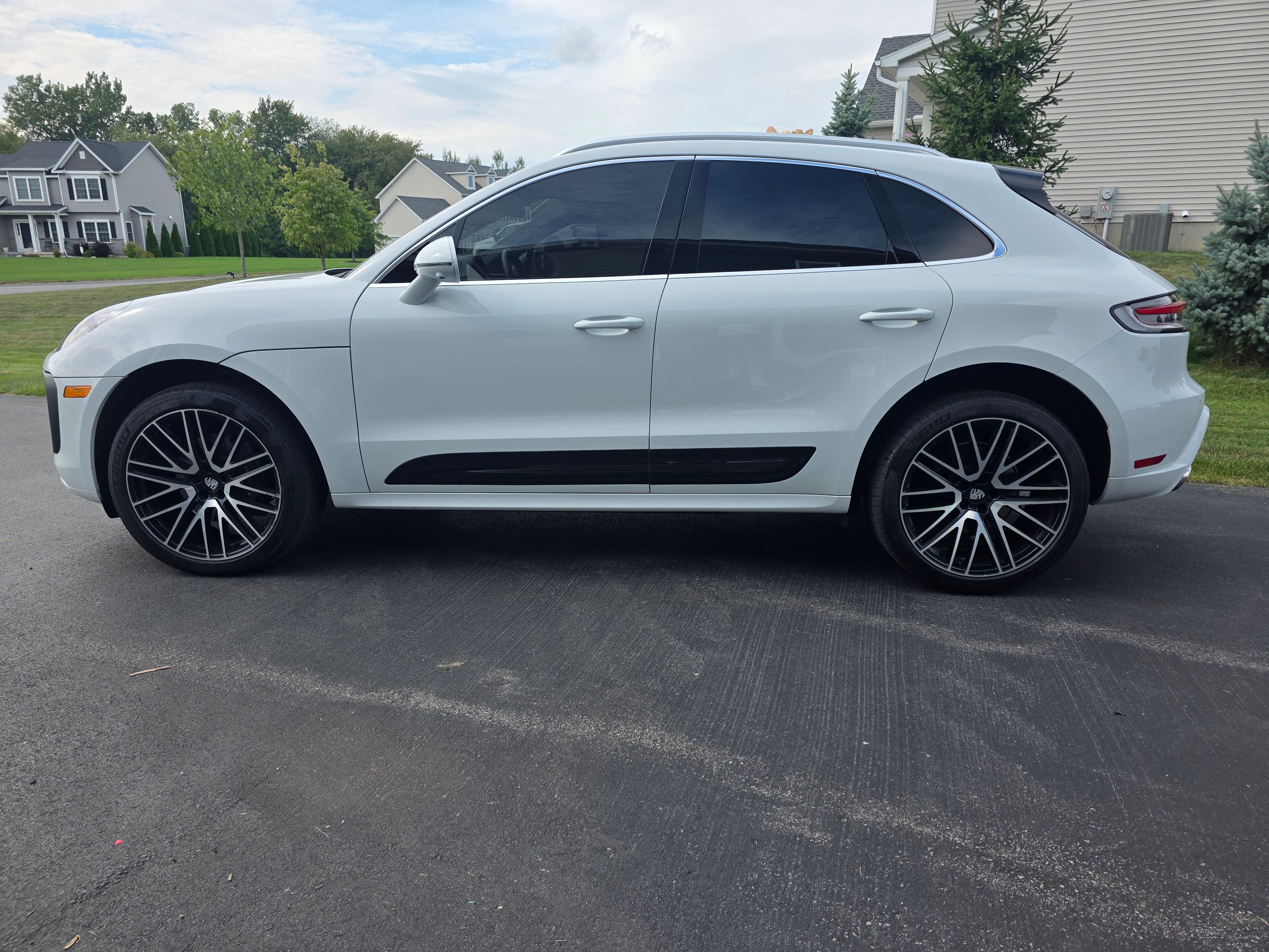 Used 2024 Porsche Macan Turbo AWD/4WD image 2