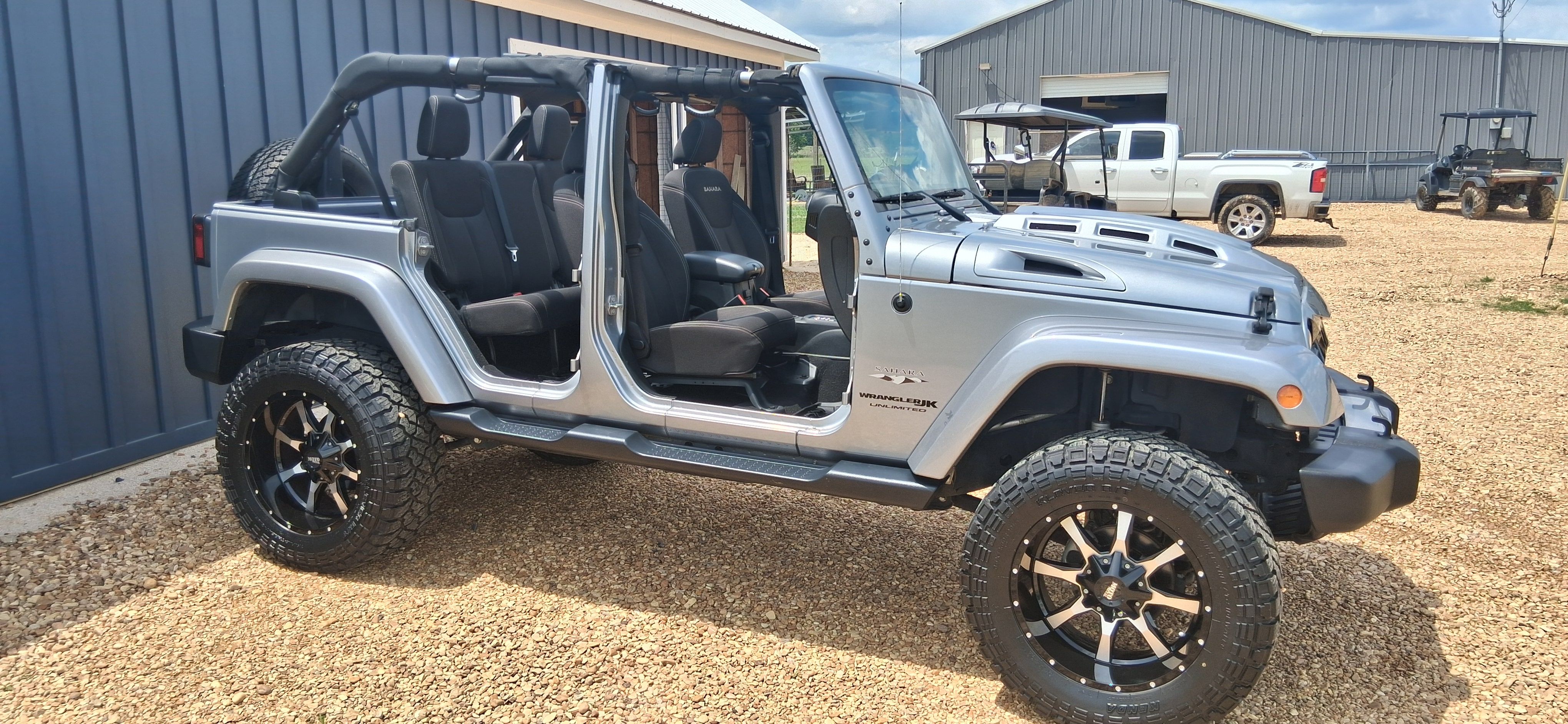 Used 2018 Jeep Wrangler Unlimited Sahara w/ Connectivity Group AWD/4WD image 19