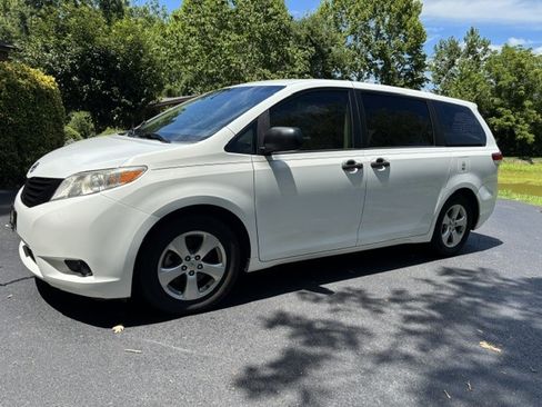 Used 2013 Toyota Sienna L FWD image 2
