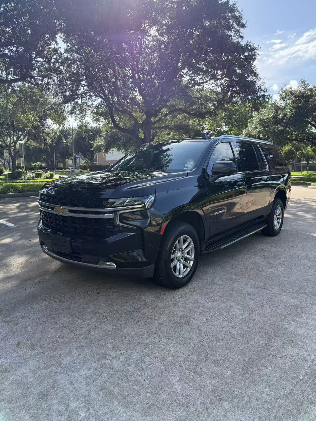 Used 2022 Chevrolet Suburban LS RWD image 4