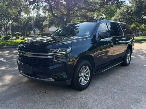 Used 2022 Chevrolet Suburban LS RWD image 4