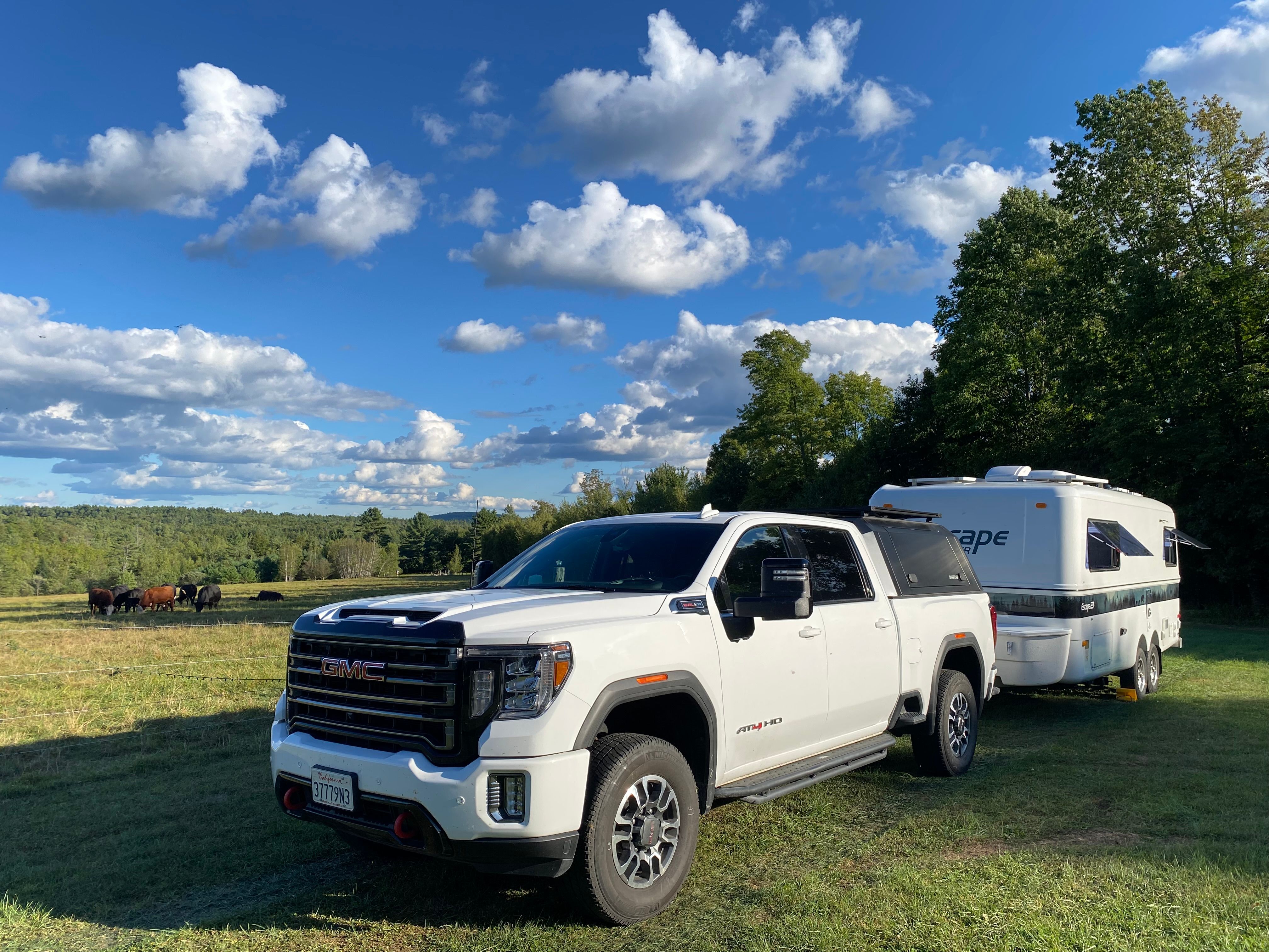 Used 2022 GMC Sierra 2500 AT4 w/ AT4 Preferred Package AWD/4WD image 1