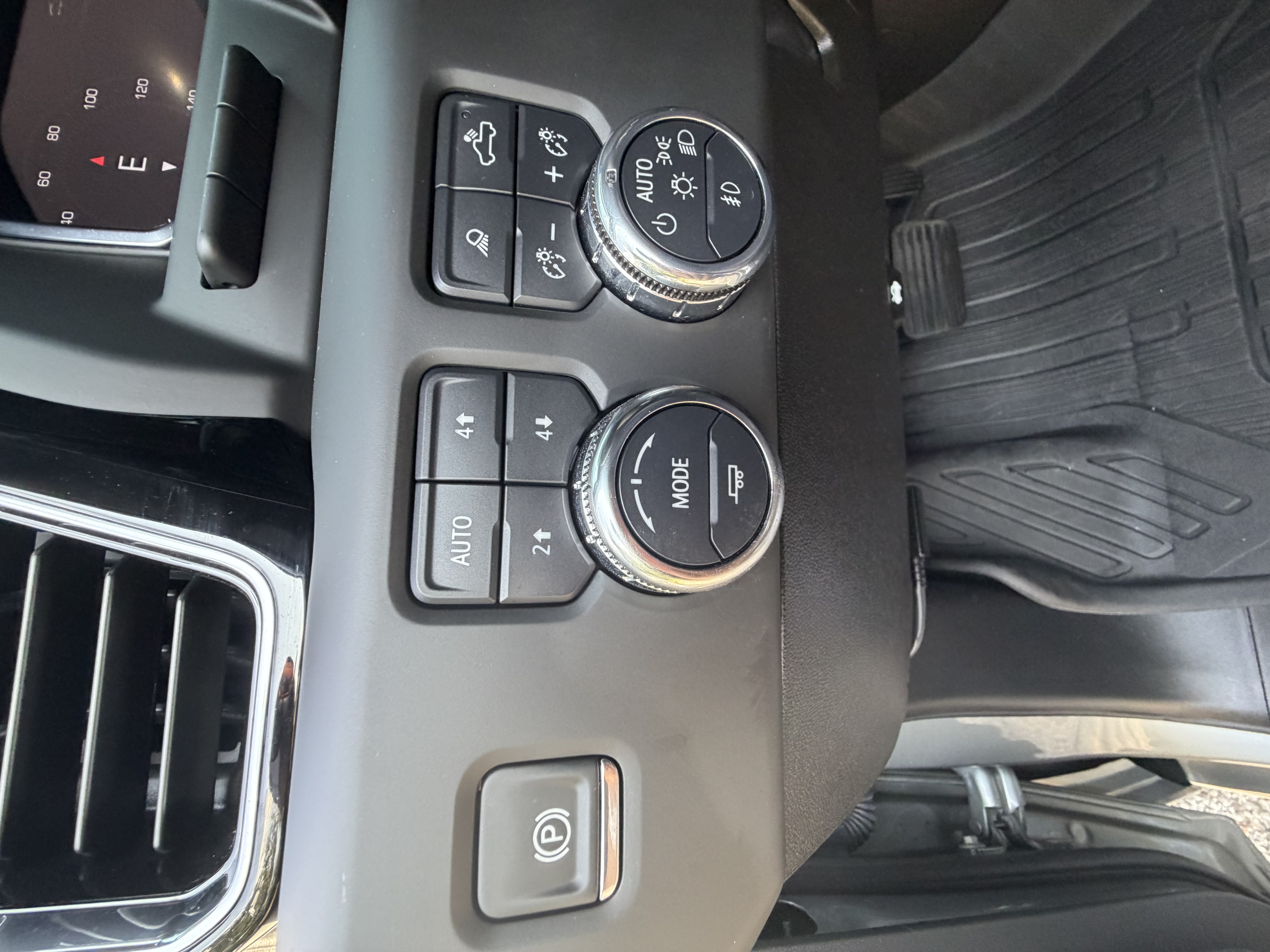 Used 2025 GMC Sierra 3500 Denali w/ Technology Package AWD/4WD image 29