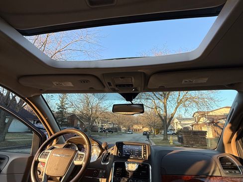 Used 2013 Chrysler Town & Country Touring-L w/ Driver Convenience Group image 2