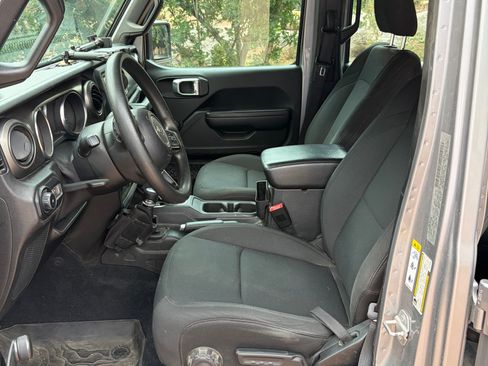 Used 2018 Jeep Wrangler Unlimited Sport AWD/4WD image 9