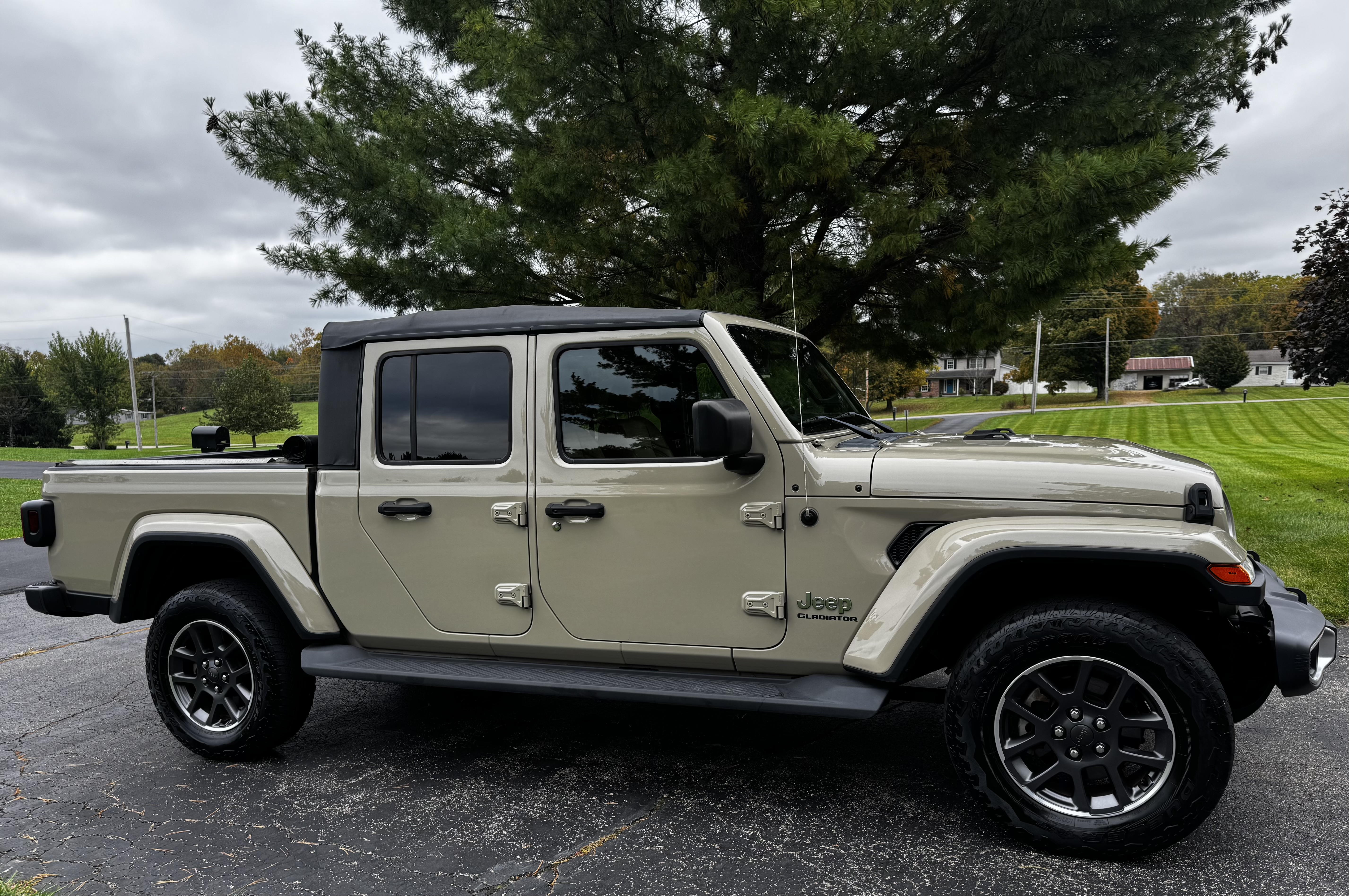 Used 2020 Jeep Gladiator Overland AWD/4WD image 2