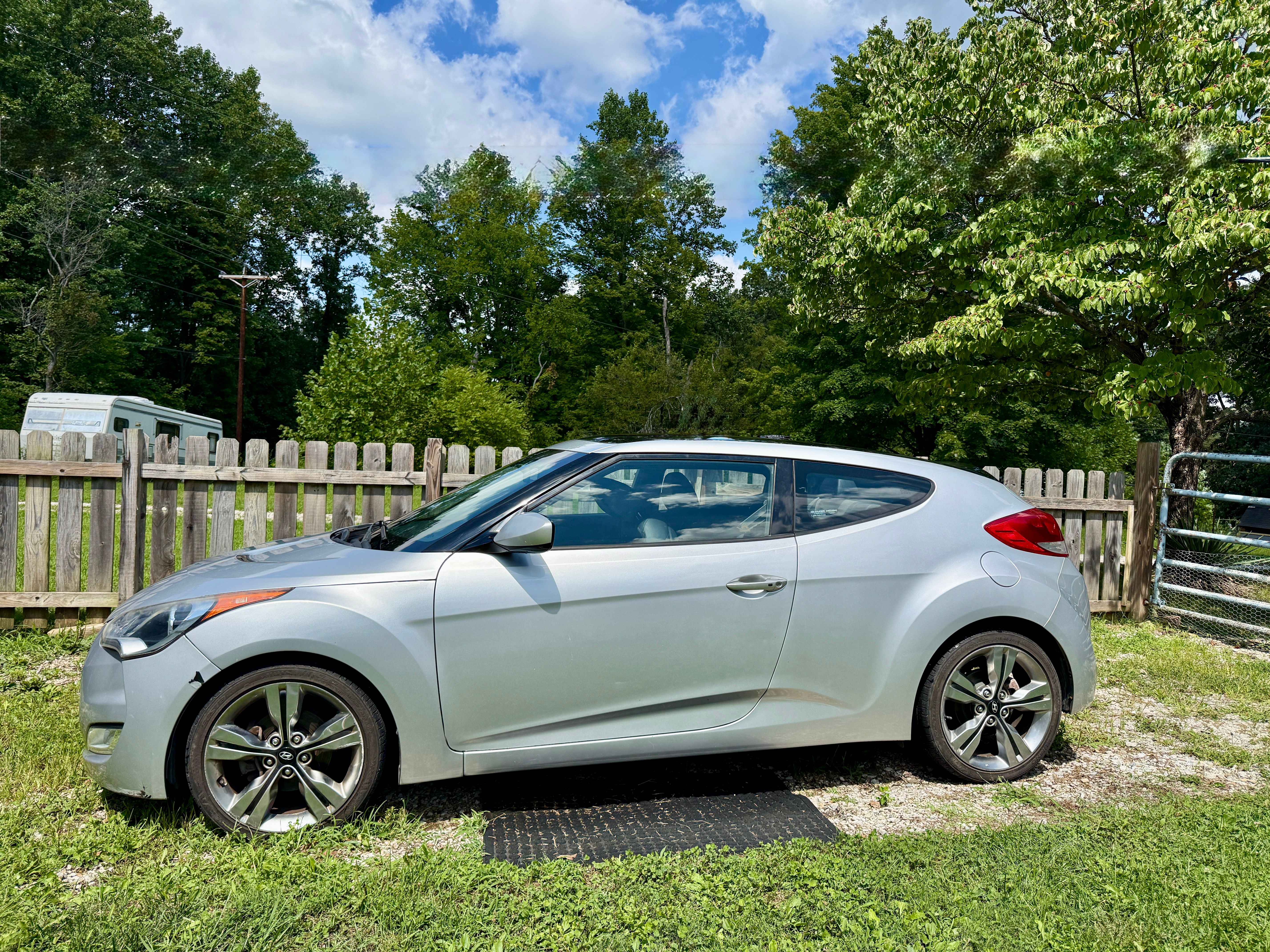 Used 2013 Hyundai Veloster w/ Style Pkg FWD image 2