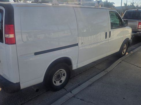 Used 2015 Chevrolet Express 2500 image 9