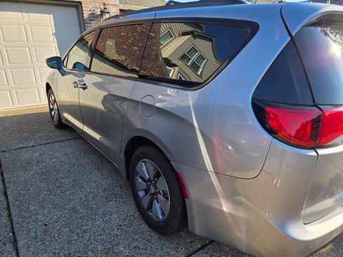 Used 2018 Chrysler Pacifica Touring-L image 11