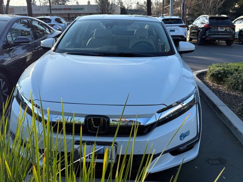 Used 2020 Honda Clarity Touring image 2