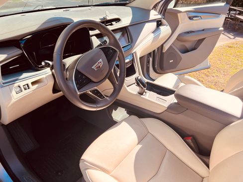 Used 2018 Cadillac XT5 Luxury w/ Driver Awareness Package image 4