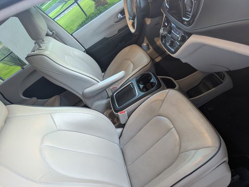 Used 2018 Chrysler Pacifica Limited w/ Advanced Safetytec Group image 16