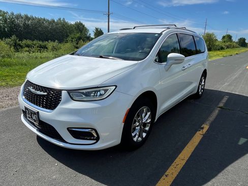 Used 2021 Chrysler Pacifica Touring-L w/ Uconnect Theater Family Group AWD/4WD image 1