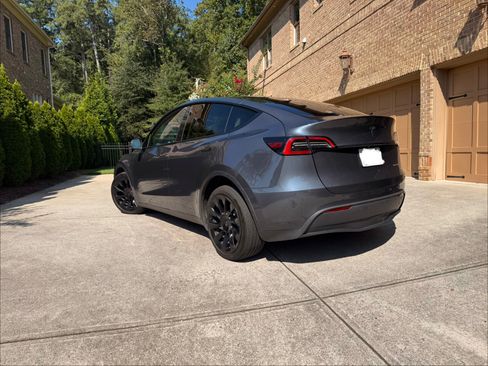 Used 2023 Tesla Model Y Long Range AWD/4WD image 4
