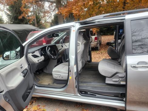 Used 2019 Toyota Sienna LE image 4
