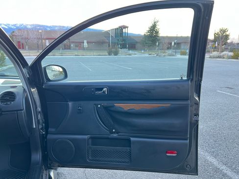 Used 2005 Volkswagen Beetle Bi-Color Edition image 17