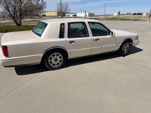 Used 1997 Lincoln Town Car Cartier image 4