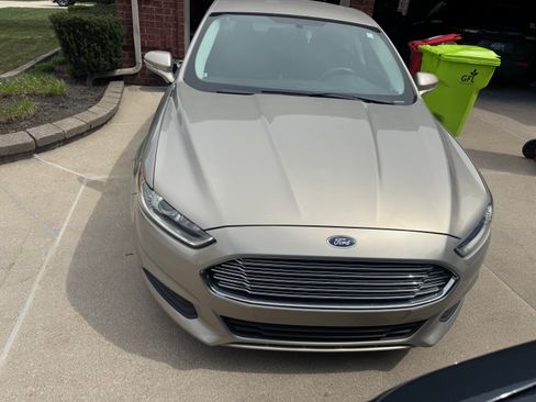 Used 2015 Ford Fusion SE FWD image 2