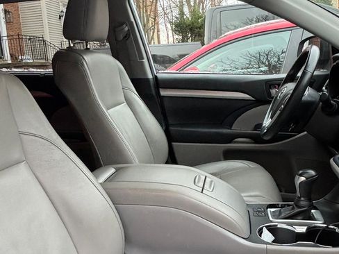 Used 2019 Toyota Highlander XLE image 16