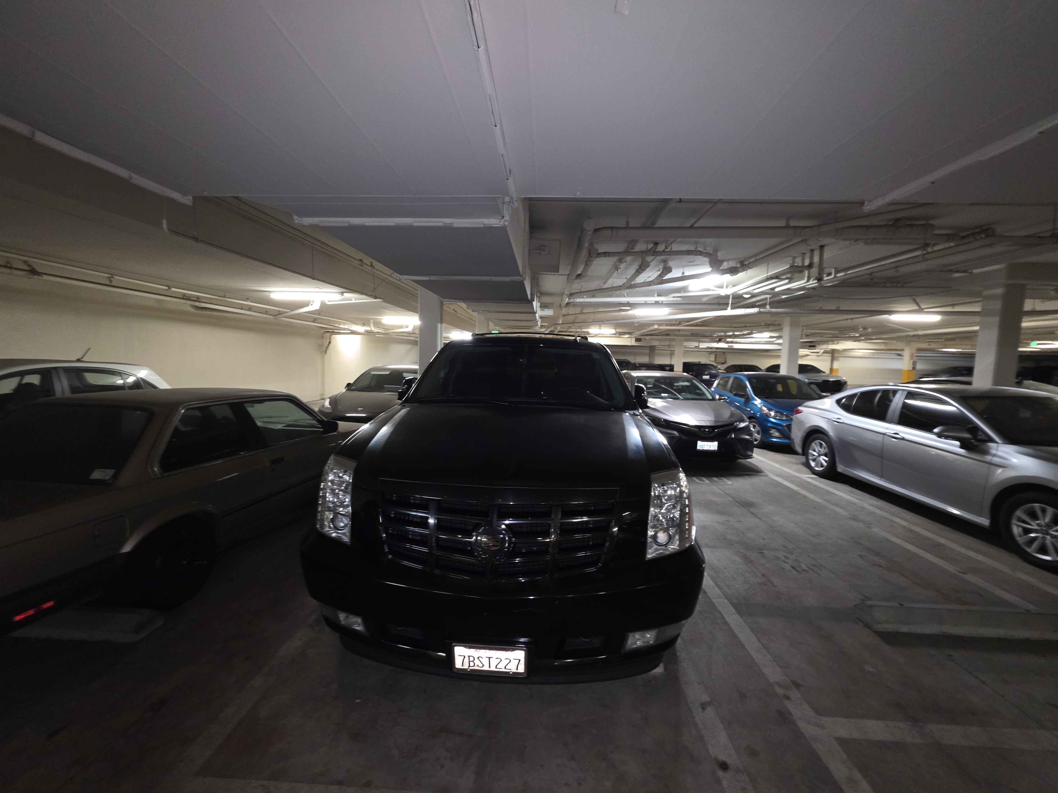 Used 2013 Cadillac Escalade Luxury RWD image 2