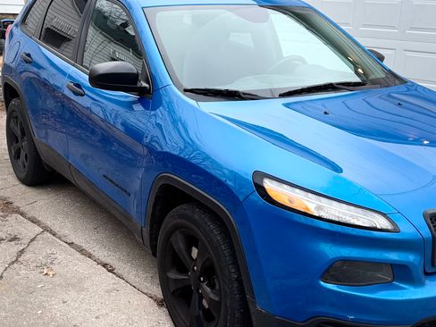 Used 2017 Jeep Cherokee Sport image 4
