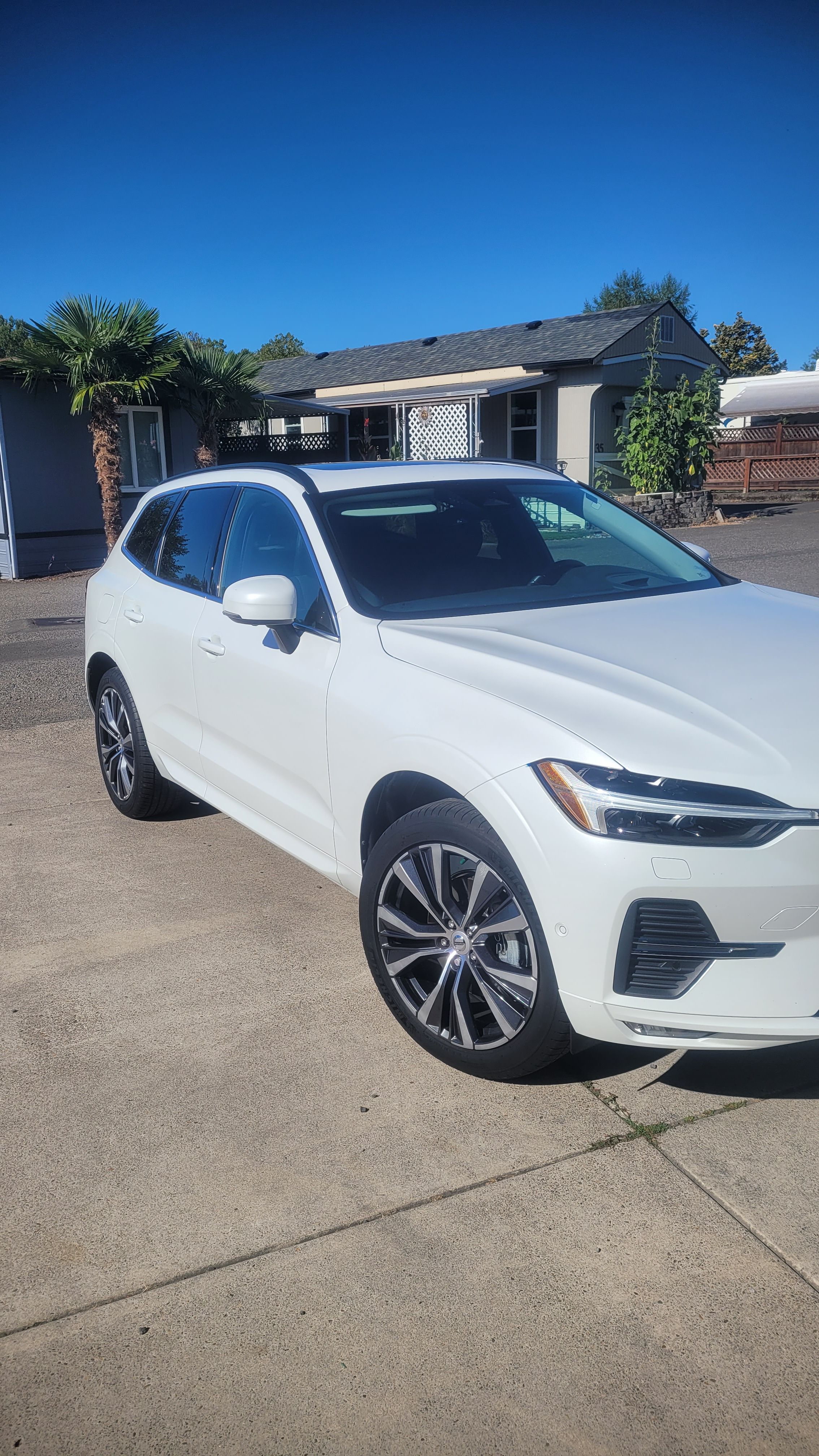 Used 2022 Volvo XC60 B5 Momentum w/ Advanced Package AWD/4WD image 7