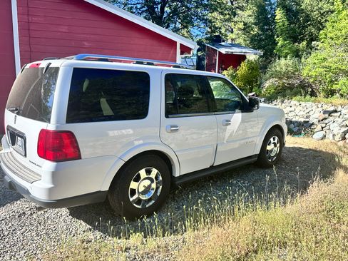 Used 2005 Lincoln Navigator 2WD image 2