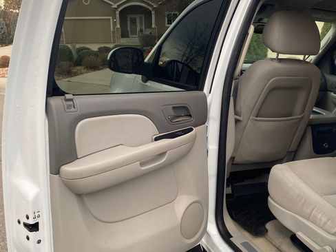 Used 2007 Chevrolet Suburban LT image 11