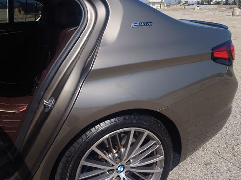 Used 2019 BMW 530e xDrive w/ Premium Package image 12