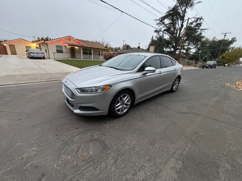 Used 2015 Ford Fusion SE image 2