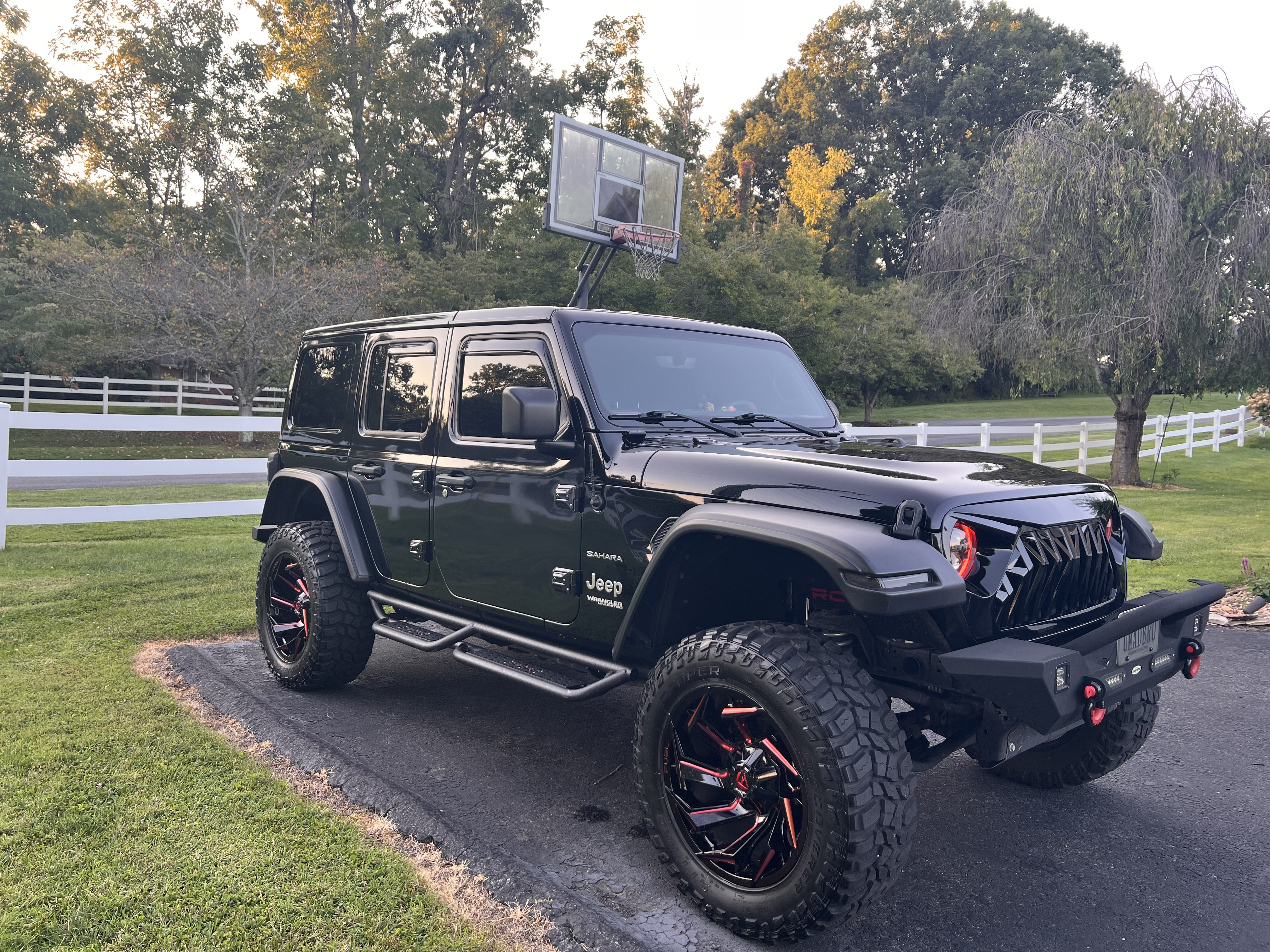 Used 2018 Jeep Wrangler Unlimited Sahara AWD/4WD image 8
