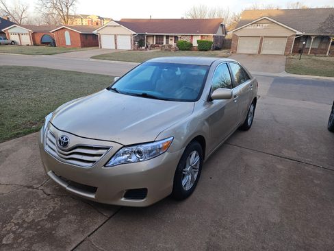 Used 2011 Toyota Camry LE image 1