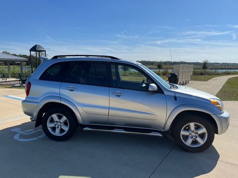 Used 2005 Toyota RAV4 4WD image 2