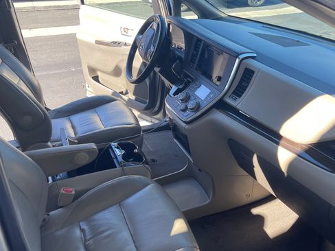 Used 2015 Toyota Sienna Limited image 2