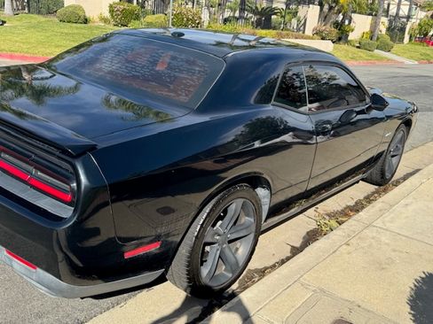 Used 2017 Dodge Challenger R/T image 9