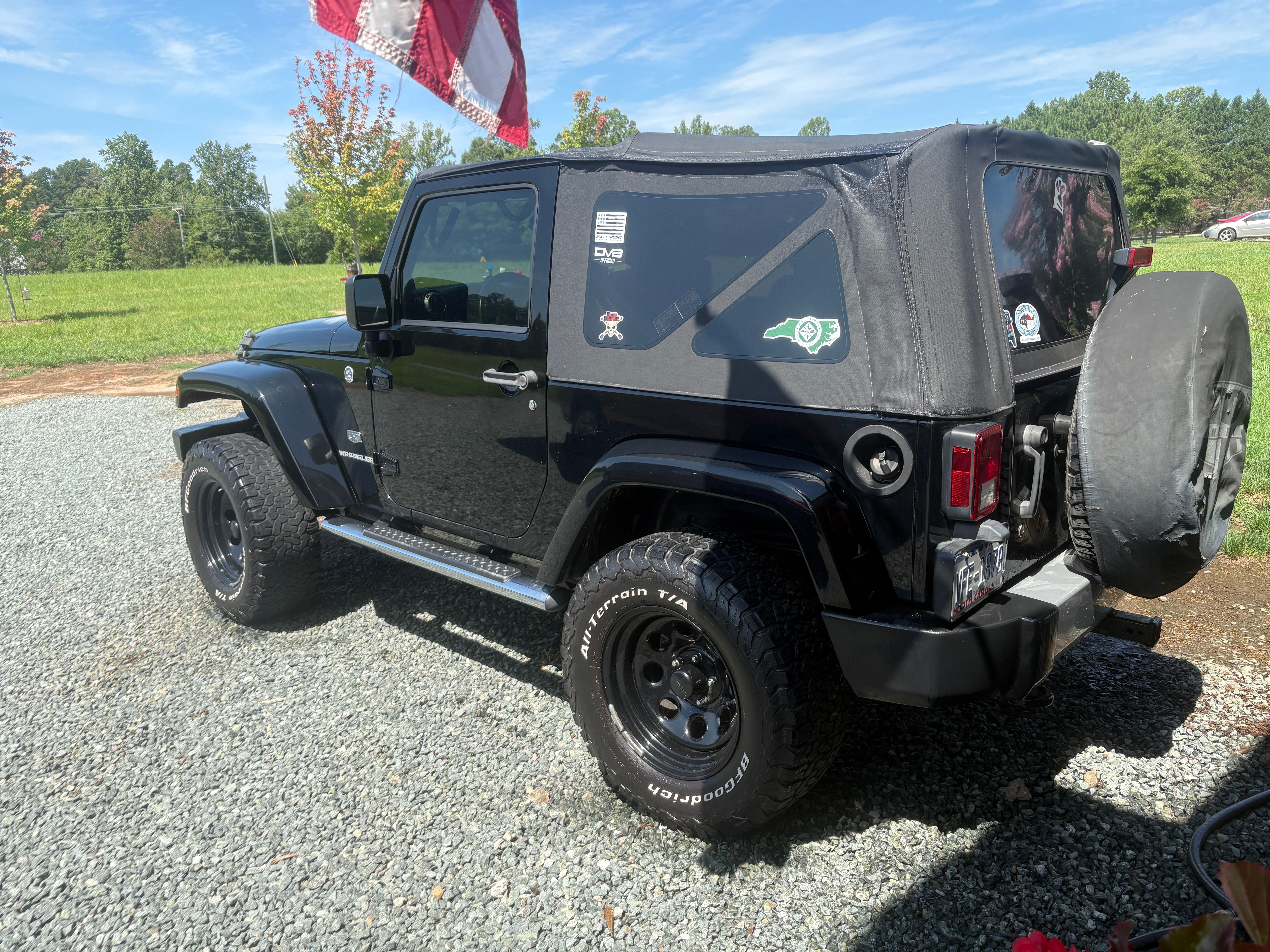 Used 2011 Jeep Wrangler Sahara w/ Connectivity Group AWD/4WD image 4