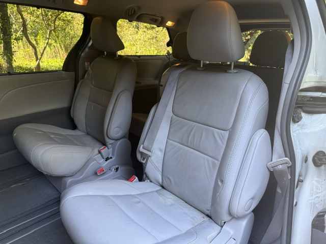 Used 2017 Toyota Sienna XLE Premium FWD image 11