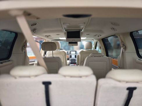 Used 2009 Chrysler Town & Country Limited image 11