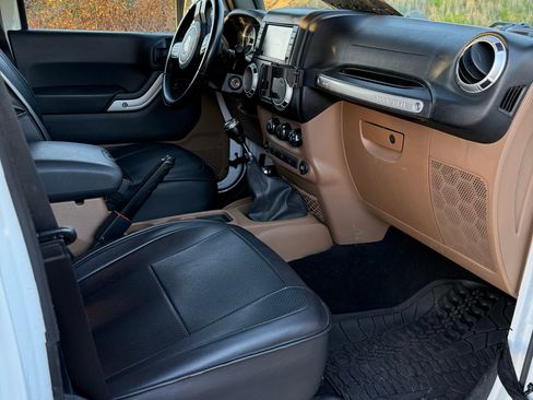 Used 2016 Jeep Wrangler Unlimited Sahara image 9