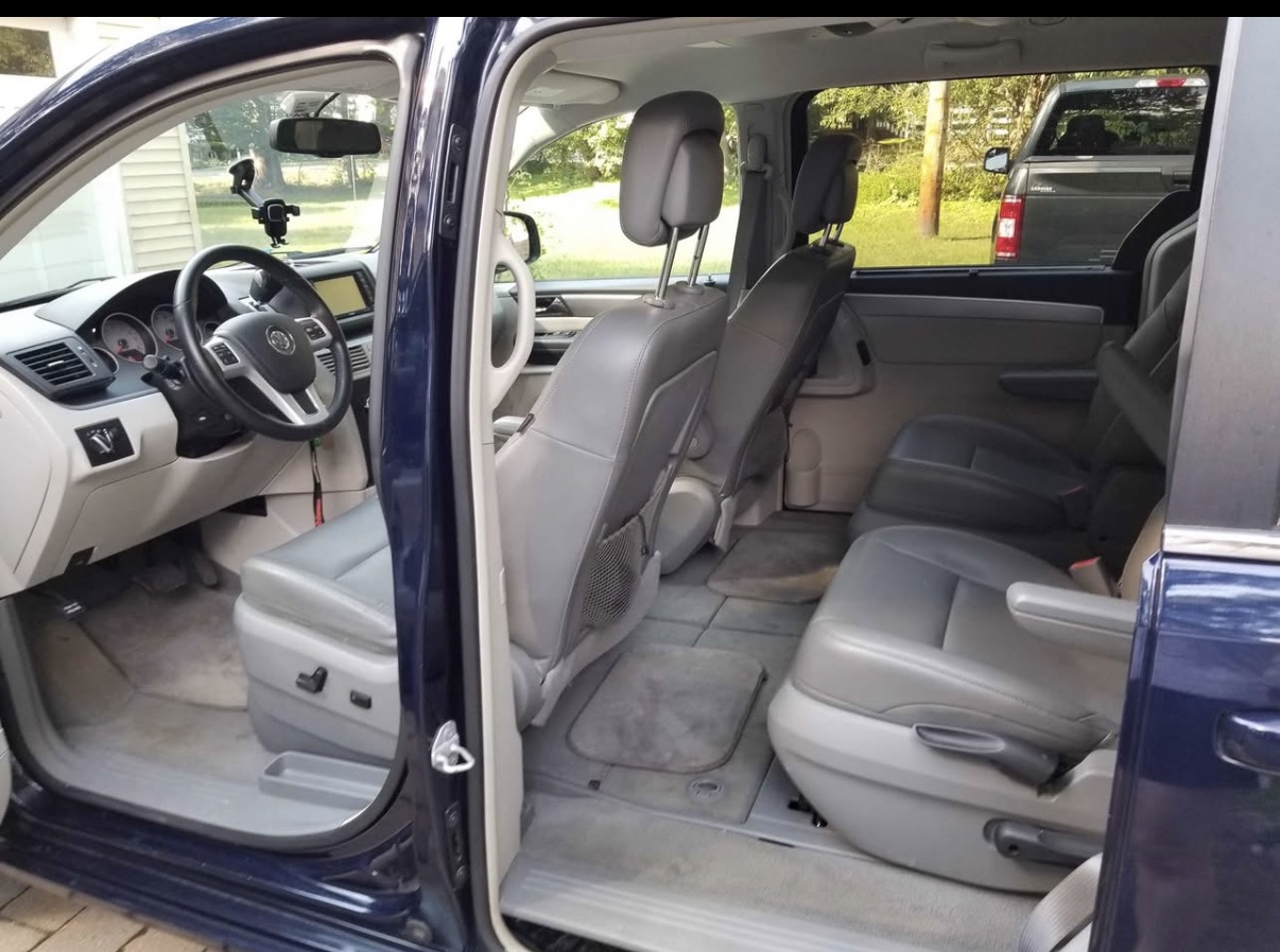Used 2014 Volkswagen Routan SE FWD image 8